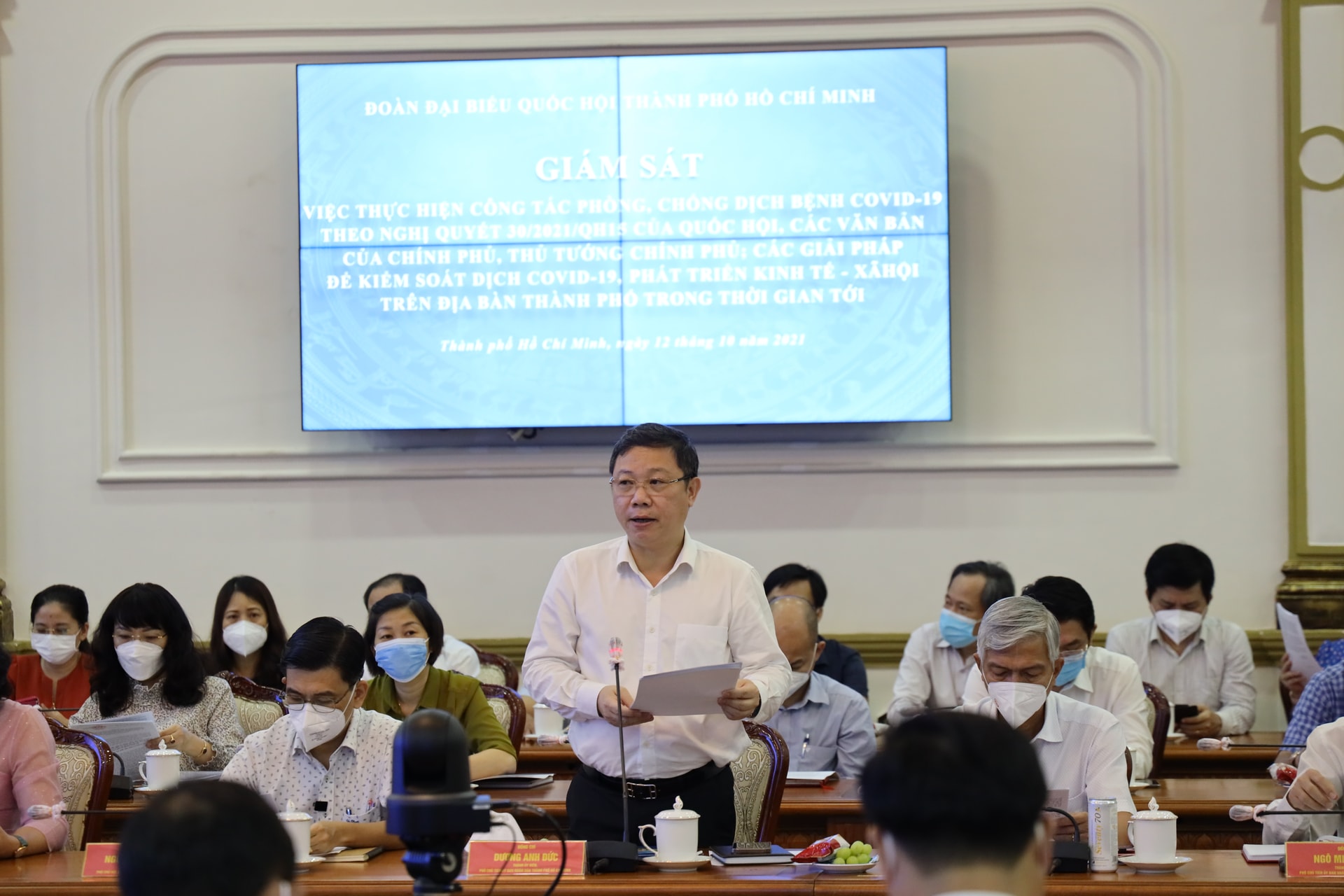 Phó Chủ tịch UBND TP Dương Anh Đức báo cáo tại cuộc họp. Ảnh: Linh Nhi
