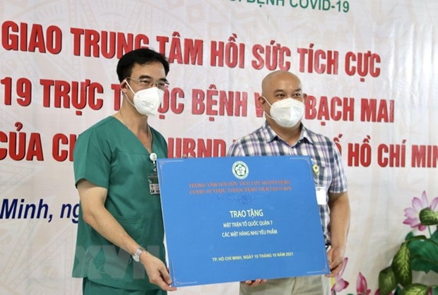 Trao tặng nhu yếu phẩm cho Trung tâm hồi sức tích cực người bệnh COVID-19. (Ảnh: Thu Hương/TTXVN)