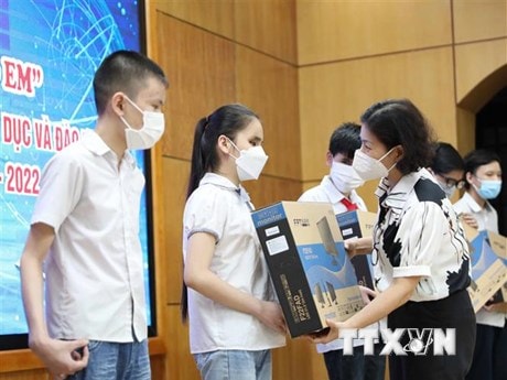 Hơn 108 tỷ đồng và hàng trăm nghìn thiết bị hỗ trợ học sinh khó khăn