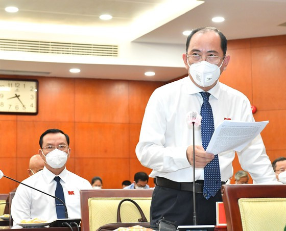 Giám đốc Sở Y tế TPHCM Tăng Chí Thượng trả lời những ý kiến của đại biểu HĐND TPHCM tại hội trường sáng 19-10. Ảnh: VIỆT DŨNG