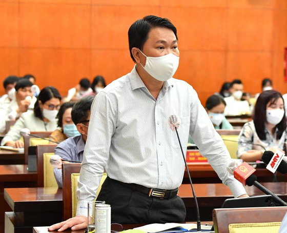 Giám đốc Sở Xây dựng TPHCM Trần Hoàng Quân tại buổi thảo luận sáng 19-10. Ảnh: VIỆT DŨNG