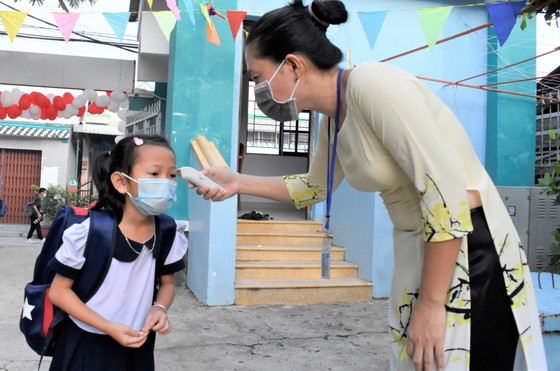 Học sinh Trường Tiểu học Thạnh An được thầy cô đo thân nhiệt