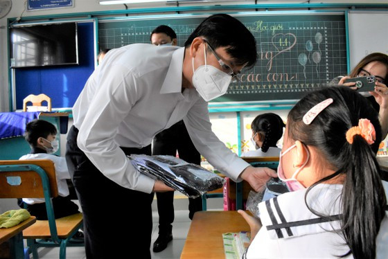 Ông Nguyễn Bảo Ngọc, Phó Chủ tịch UBND huyện Cần Giờ tặng đồng phục cho học sinh