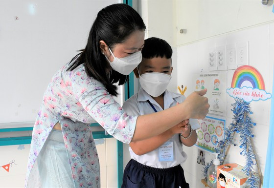 Hướng dẫn học sinh sát khuẩn tay trước khi vào lớp