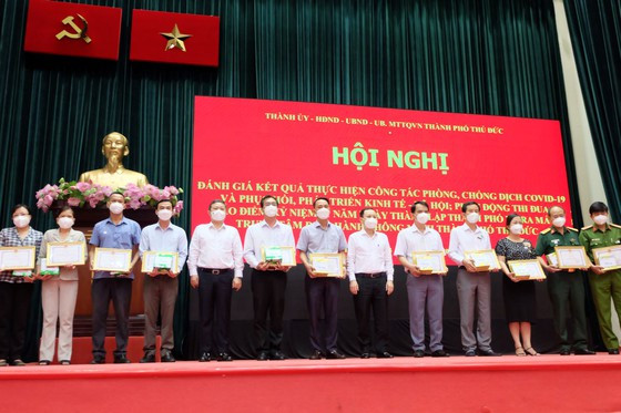 Đại diện các tập thể được khen thưởng tích cực tham gia và hoàn thành tốt nhiệm vụ phòng chống dịch trên địa bàn nhận giấy khen của Chủ tịch UBND TP Thủ Đức