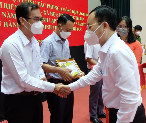 Bí thư Thành ủy TP Thủ Đức Nguyễn Văn Hiếu chúc mừng đại diện các tập thể được khen thưởng tích cực tham gia và hoàn thành tốt nhiệm vụ phòng chống dịch trên địa bàn