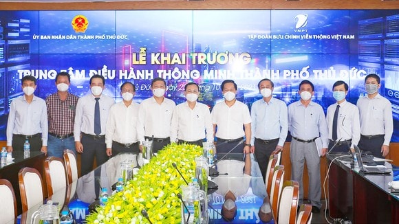 Các đại biểu dự lễ khai trương Trung tâm điều hành thông minh thành phố Thủ Đức. Ảnh: HOÀNG HÙNG