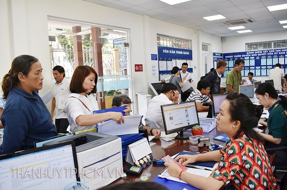 Giải quyết hồ sơ thủ tục hành chính cho người dân, doanh nghiệp tại UBND quận Thủ Đức. Ảnh: Thanhuytphcm.vn