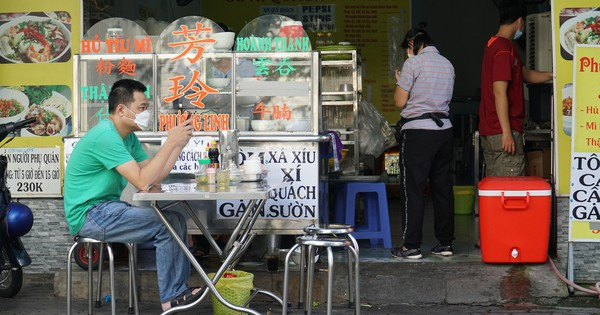 TPHCM: Nhộn nhịp ngày đầu bán tại chỗ, nhiều quán hết hàng sau vài giờ mở cửa