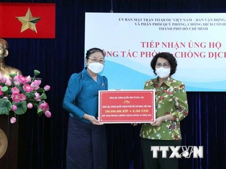 TPHCM tiếp nhận ủng hộ phòng, chống dịch COVID-19 từ Lào
