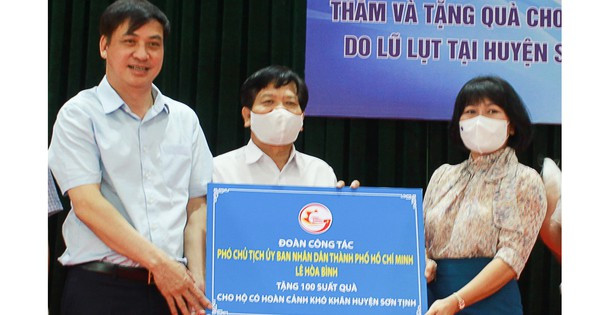 Đoàn công tác Ban Thường vụ Thành ủy TPHCM tặng 100 suất quà cho hộ nghèo, thiệt hại lũ lụt tại Quảng Ngãi