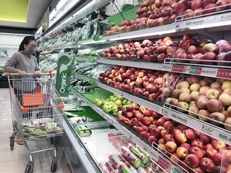 Người tiêu dùng chọn mua rau củ quả tại siêu thị ở Thành phố Hồ Chí Minh. (Ảnh: Mỹ Phương/TTXVN)