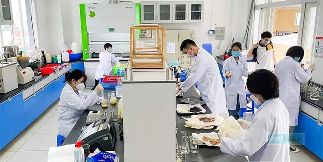Sinh viên ĐH Công nghiệp Thực phẩm TP làm thí nghiệm môn học trong sáng 1/11