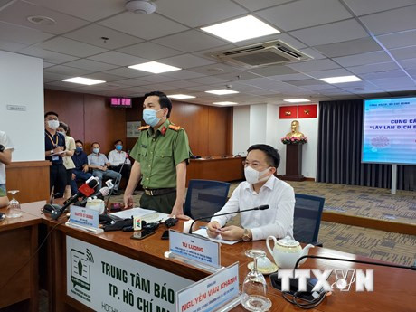 Công an Thành phố Hồ Chí Minh cung cấp thông tin về việc khởi tố vụ án về vụ việc lây lan COVID-19 trong cộng đồng. (Ảnh: Thành Chung/TTXVN)