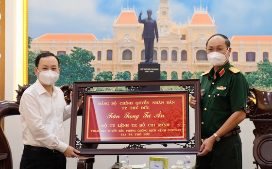 Bí thư Thành ủy TP Thủ Đức tri ân Bộ Tư lệnh TPHCM. Ảnh: VĂN MINH