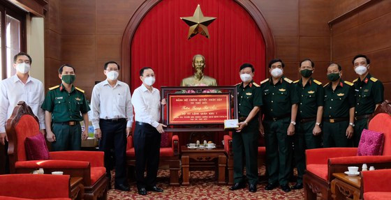 Tri ân đến các đơn vị thuộc Bộ Tư lệnh TPHCM đã hỗ trợ TP Thủ Đức phòng chống dịch. Ảnh: VĂN MINH