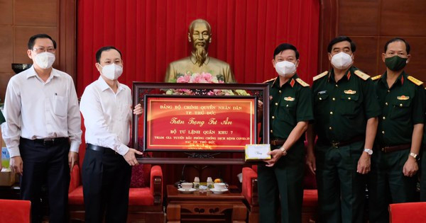 Bí thư Thành ủy TP Thủ Đức Nguyễn Văn Hiếu tặng quà tri ân đến Bộ Tư lệnh Quân khu 7 và các đơn vị Quân khu. Ảnh: VĂN MINH