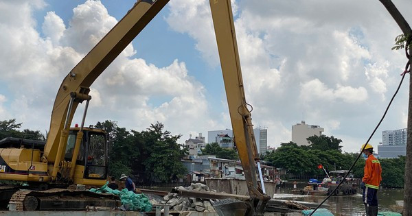 Thi công nâng cấp, cải tạo bờ kênh Tẻ, quận 7. Ảnh: CAO THĂNG