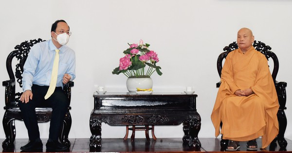 Lãnh đạo TPHCM thăm, chúc mừng 40 năm thành lập Giáo hội Phật giáo Việt Nam