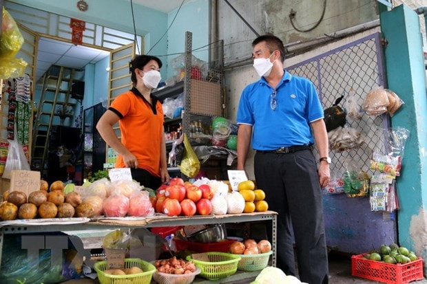 Ông Nguyễn Đức Tuấn, Giám đốc Chi nhánh CEP Bến Nghé đến thăm hỏi động viên hộ vay vốn CEP là chị Nguyễn Thị Ngọc Hương, ngụ tại phường 16, quận 4, Thành phố Hồ Chí Minh. (Ảnh: Thanh Vũ/TTXVN)