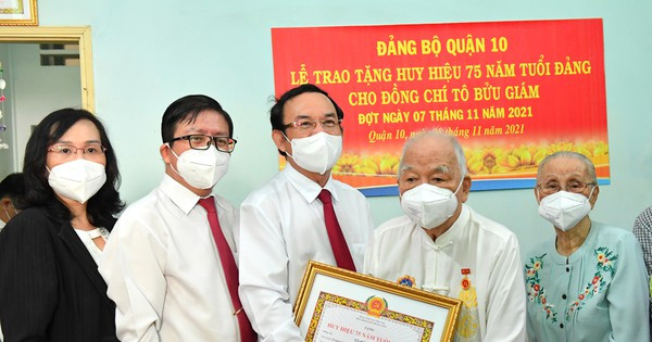 Bí thư Thành ủy TPHCM Nguyễn Văn Nên trao Huy hiệu 75 năm tuổi Đảng cho các đảng viên
