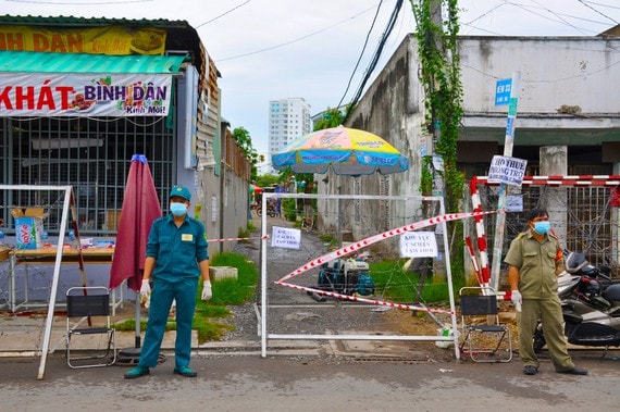 Phong tỏa nơi ca nghi nhiễm tại con hẻm tại thị trấn Nhà Bè, huyện Nhà Bè. Ảnh: Báo SGGP