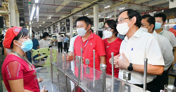 Bí thư Thành ủy TPHCM Nguyễn Văn Nên kiểm tra phòng chống dịch tại Công ty PouYuen