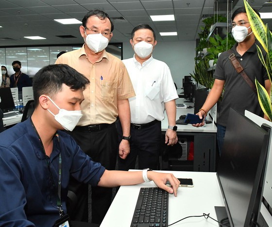Bí thư Thành ủy TPHCM Nguyễn Văn Nên thăm Công ty FPT Software. Ảnh: VIỆT DŨNG