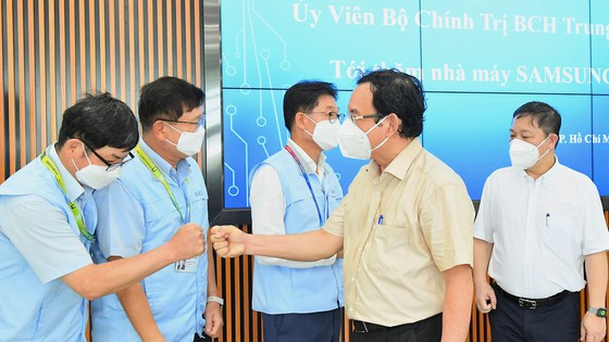 Bí thư Thành ủy TPHCM Nguyễn Văn Nên thăm Công ty Samsung. Ảnh: VIỆT DŨNG