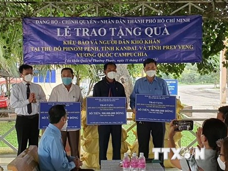 TPHCM trao tặng 1,5 tỷ đồng hỗ trợ người Campuchia gốc Việt