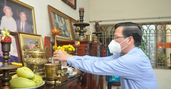 Chủ tịch UBND TPHCM Phan Văn Mãi thắp hương tưởng nhớ Giáo sư Trần Văn Giàu