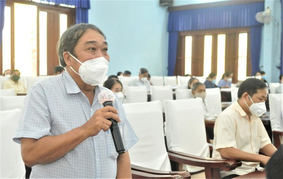 Cử tri xã Phước Vĩnh An phát biểu ý kiến. Ảnh: CAO THĂNG