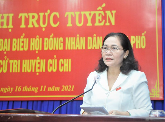 Đồng chí Nguyễn Thị Lệ phát biểu tại buổi tiếp xúc cử tri huyện Củ Chi. Ảnh: CAO THĂNG