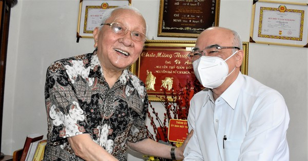Lãnh đạo TPHCM thăm nhà giáo tiêu biểu
