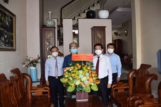 Đồng chí Dương Ngọc Hải chúc mừng PGS.TS Phạm Văn Năng