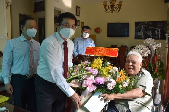 Chủ nhiệm Ủy ban Kiểm tra Thành ủy TPHCM Dương Ngọc Hải chúc mừng Nhà giáo ưu tú Cao Minh Thì
