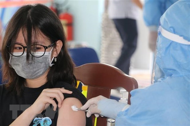 Tiêm vaccine cho học sinh. (Ảnh: Tuấn Kiệt/TTXVN)
