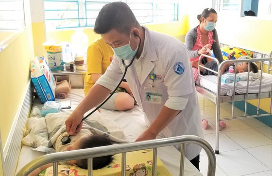 BS CKII Dư Tuấn Quy, Bệnh viện Nhi đồng 1 thăm khám cho bệnh nhi