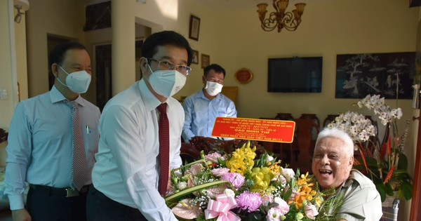 Lãnh đạo TPHCM thăm, chúc mừng các nhà giáo tiêu biểu