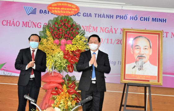 Và tặng hoa chúc mừng các thầy cô nhân kỷ niệm 39 năm Ngày Nhà giáo Việt Nam 20/11