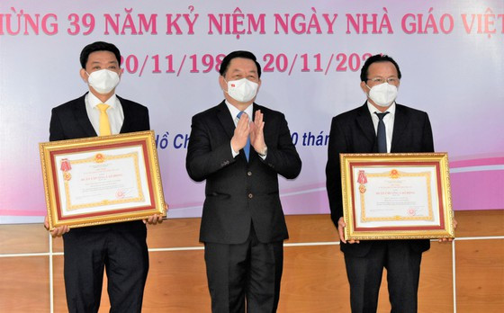 Đồng chí Nguyễn Trọng Nghĩa thừa ủy quyền của Chủ tịch nước trao Huân chương Lao động hạng 3 cho 2 tập thể  của ĐHQG TPHCM