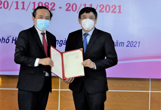 PGS-TS Vũ Hải Quân trao quyết định thành lập Trung tâm nghiên cứu dịch bệnh