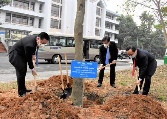 Sau buổi gặp mặt đồng chí Nguyễn Trọng Nghĩa cũng Ban giám đốc ĐHQG TPHCM trồng cây lưu niệm