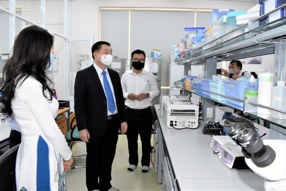 Thăm Trung tâm nghiên cứu dịch bệnh đặt tại Trường Đại học Quốc tế - ĐHQG TPHCM