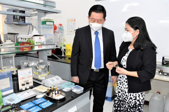 Được các nhà khoa học hàng đầu của ĐHQG TPHCM giới thiệu các công trình khoa học, y tế...
