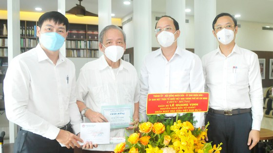 Phó Bí thư Thành ủy TPHCM Nguyễn Hồ Hải thăm GS Lê Quang Vịnh. Ảnh: CAO THĂNG