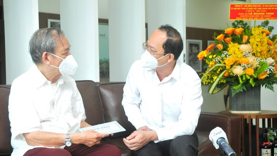Phó Bí thư Thành ủy TPHCM Nguyễn Hồ Hải thăm GS Lê Quang Vịnh. Ảnh: CAO THĂNG
