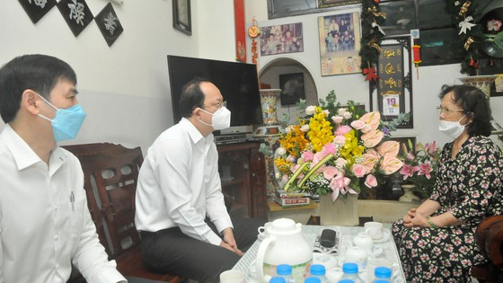 Phó Bí thư Thành ủy TPHCM Nguyễn Hồ Hảithăm gia đình cố Nhà giáo Nhân dân, GS-TS Nguyễn Thanh Tuyền. Ảnh: CAO THĂNG