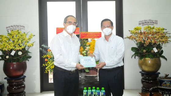 Chủ tịch UBND TPHCM Phan Văn Mãi thăm hỏi gia đình cố GS Nguyễn Thiện Thành. Ảnh: CAO THĂNG