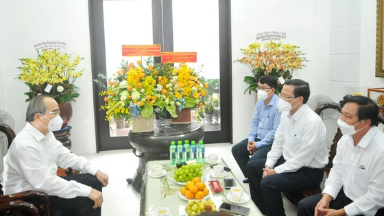 Chủ tịch UBND TPHCM Phan Văn Mãi thăm hỏi gia đình cố GS Nguyễn Thiện Thành. Ảnh: CAO THĂNG